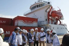 Pakai Kapal Tol Laut,...