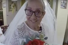 Nenek 77 Tahun Ini Nikahi...