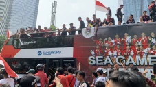 Fans Berebut Minta Tanda...