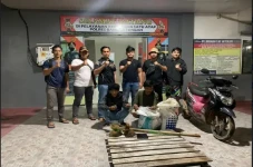 Curi Udang di Tambak...