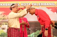 Disematkan Tanjak Melayu,...