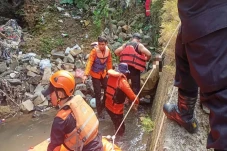 Bersihkan Sampah, Ibu...