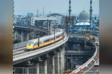 Momen Kereta Api Cepat...