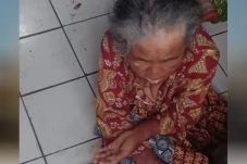 Ibu Tua Ditelantarkan...