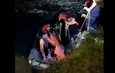 Nekat Terjun ke Sungai...