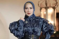 8 Artis yang Adopsi...
