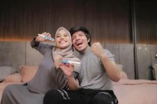 7 Artis yang Tutupi...