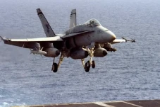 Spesifikasi F-18 Hornet,...