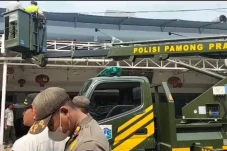 Gunakan Alat Berat,...