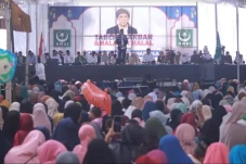 Di Hadapan Ribuan Jemaah...