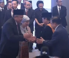 Hadiri Pelantikan Gubernur...