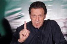 Pakistan Pertimbangkan...
