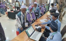 Melihat Kesibukan Petugas...
