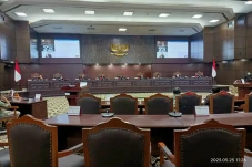 MK Perpanjang Masa Jabatan...