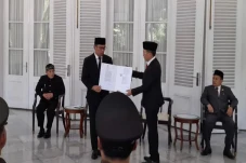 Gubernur Jabar Serahkan...