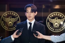 Yoo Ah In Dilempar Botol...