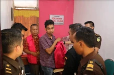 Korupsi Rp300 Juta,...