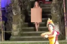 Bule Telanjang di Pentas...