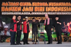 Ganjar Diberi Golok...