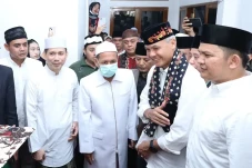 Ganjar Sowan ke KH Tubagus...