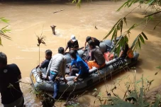 Cari Ikan di Sungai,...