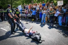 Polisi Belanda Tangkap...