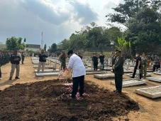 Prabowo Beri Penghormatan...