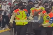 Wanita Pencopet di Stasiun...