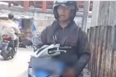 Pamer Alat Vital di...