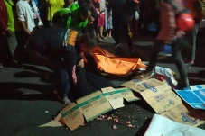 Terpeleset Jalan Licin,...