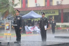 Di Bawah Guyuran Hujan...