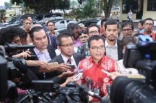Denny Indrayana Tunjuk...