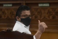 Putrinya Ulang Tahun,...