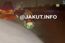 Nekat! Sekelompok Pemuda...