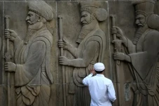 Mengenal Zoroaster,...