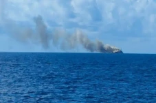 KRI Teluk Hading Terbakar...