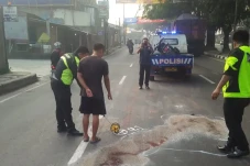 Tabrak Belakang Truk,...