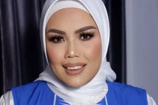 Elly Sugigi Berikan...