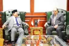 Tiba dari Singapura,...