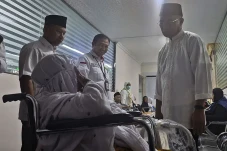Besuk Jemaah Haji Sakit,...