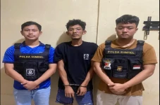 Bobol Rumah Tetangga,...