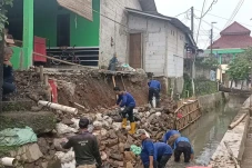 Turap Kali di Kampung...