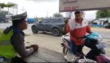 Viral Kakek Maki-maki...