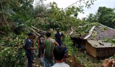 Hujan Deras, 4 Rumah...