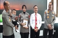 Digendong Kapolda Sumsel,...