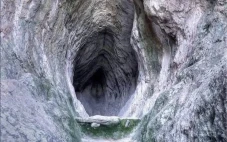 Gua Utroba di Bulgaria,...