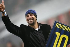 Adriano Bertaruh Ribuan...