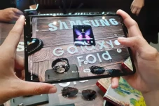 Smartphone Layar Lipat...
