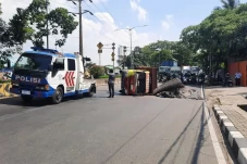 Truk Terguling di Jalan...