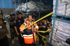 KKP Segel 20 Ton Ikan...